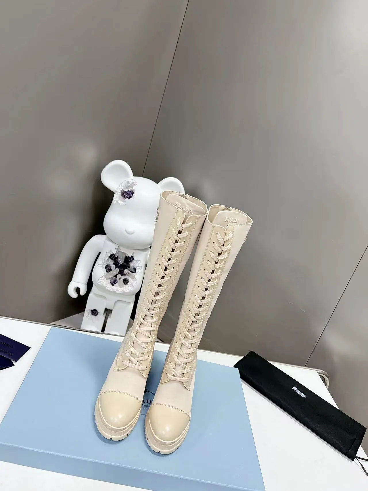 👟👟Ex-factory price 700👟👟 2022SSS re-launches the new and newest boot length of Poundala —————————— 💥PRADA’s spring morning T catwalk show is the same model "Dream City Night". Prada can focus on the right scene. It has a fresh breeze with a sense of luxury. It is perfect on the feet. 💃💃 Wear it with the matching shoes. It is elegant and high-quality, crystal clear and has various qualities. The materials are uniquely designed by the company and must be zero-edged. The entire series is full of exciting and interesting combinations of exterior elements. Different materials and textured fabrics express a strong artistic flavor. You can slightly appreciate the changing styles of Prada girls. 1⃣Upper: matte glossy open edge scarlet, 2⃣Lining: imported sheepskin lining 3⃣Outsole: original Italian large color original 4⃣🔺original foot pads, size female 35M-40M